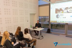 Wojciech Biendzio prowadzący warsztat podczas konferencji EastMedia 2025